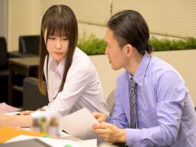 限界OL水乃なのは 不眠不休ブラック企業でイライラムラムラ「仕事で役に立たないならチ●コ立たせない！」無能部下たちとのストレス解消残業中出しSEX　サンプル画像02